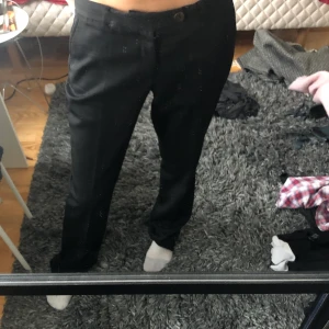 Raka vintage kostymbyxor  - Sitter rätt oversized i midjan och är därför lågmidjade. 