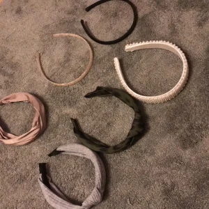 Diadem  - Diadem i olika färger, 40st två för 55kr 