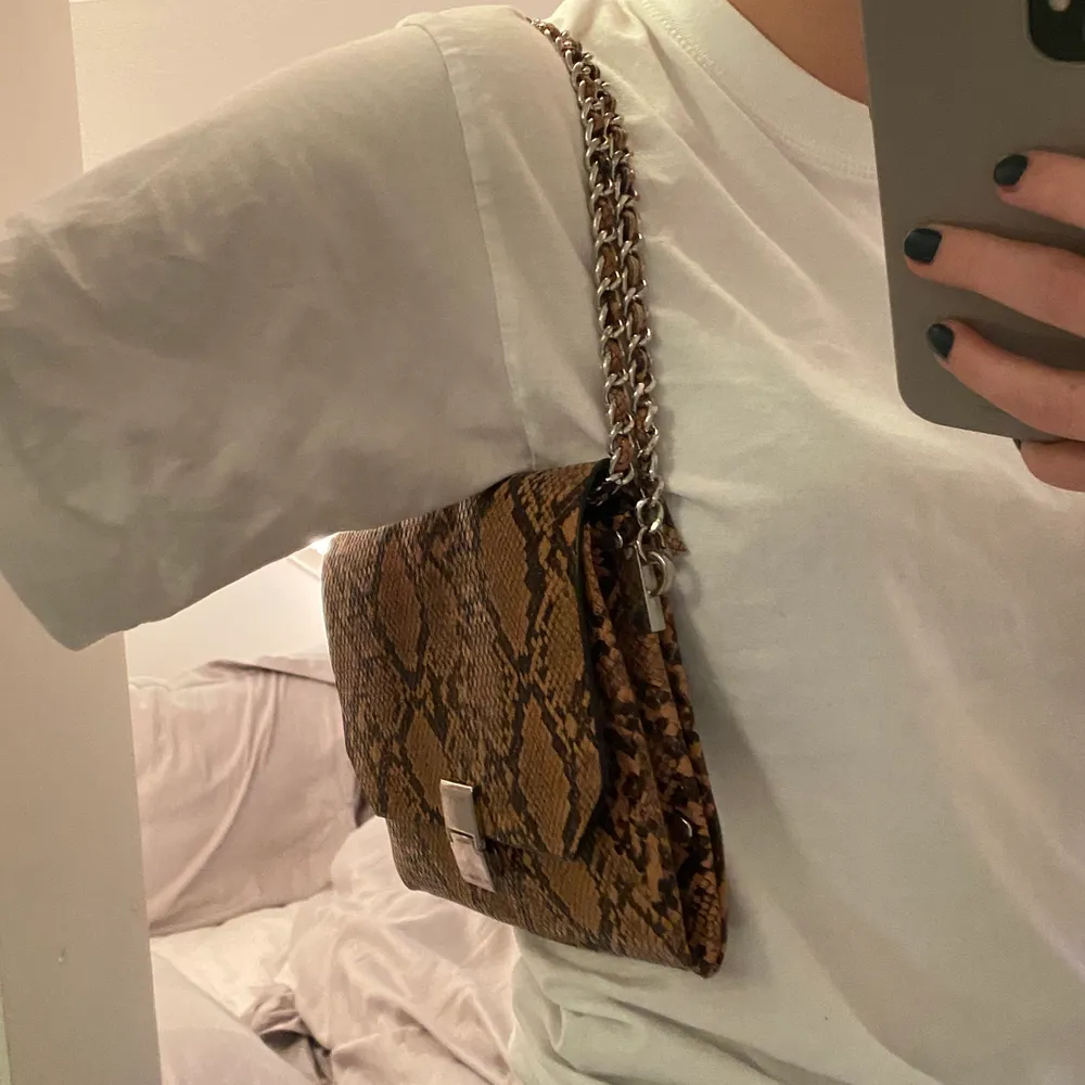Intressekoll på min bruna väska från Zara. På bilden är remmen dubbelvikt men den kan även göras till en lång axelremsväska. Väskor.
