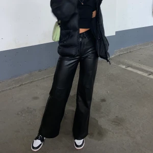 Skinnbyxor - Jättefina skinnbyxor från Zara i stl 32, passar även 34. Köpt för 500kr, säljer för 200. Köparen står för frakt, kan även mötas upp i Göteborg. Skriv för fler bilder🧡