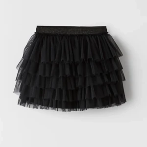 Volang kjol från zara  - Jag köpte dennna kjol här på plick, passade inte mig alls, inte kommit till användning av tidigare ägare så inprencip som ny❤️❤️❤️ hör av er vid frågor 