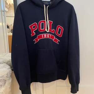 Hej! Säljer min Polo Ralph Lauren hoodie som är köpt på zalando och har lapparna kvar. I nyskick och kostade 1600 ny. Storlek medium och säljer för 690 kr så buda gärna. Fraktar gärna! Vi gör upp om priset privat.