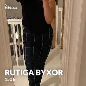 Rutiga kostymbyxor  - Säger mina fina kostymbyxor från Kappahl, dom är väldigt bra längd på mig som är 1,71. Sitter bra i midjan ungefär nedanför naveln.🥰 bra skick och väldigt fint skick då jag inte använt dom så mycket💕 de kanske syns lite dåligt på bilderna men dom är gröna. 