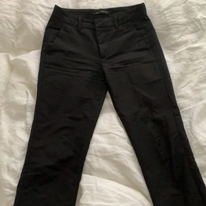 Svarta lågmidjade kostymbyxor från Zara! - Säljer ett par svarta lågmidjade kostymbyxor från Zara då dem tyvärr är försmå för mig💞