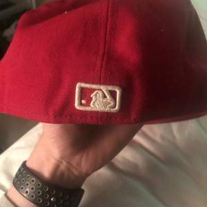 New Era 59Fifty New York Yankees Baseball Cap Hat i Röd,  7 1/8 or 56.8cm 