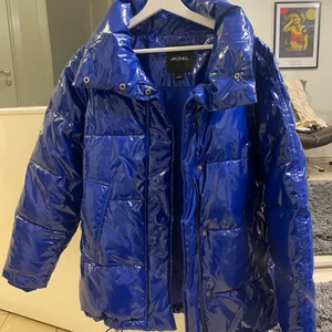 Glansig blå pufferjacka - Säljer min ascoola glansiga pufferjacka!! Varm och snötålig nu till vintern 💓 hör av dig för fler bilder! 💝💞💘 perfekt skick!! ❣️HÖGSTA BUD: 680kr❣️ (bud är exklusive frakt) avslutas kl 16!!