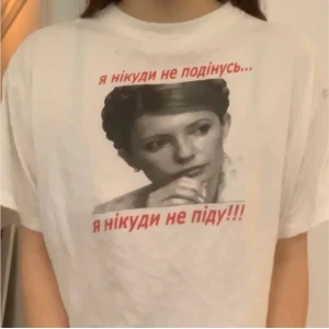 Graphic T shirt - En superskön graphic T shirt inköpt i Köpenhamn! Perfekt passform, lagom oversized med tryck!💞