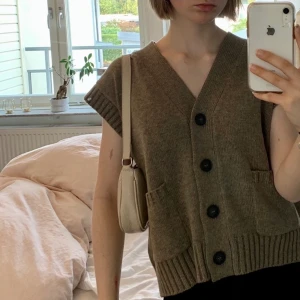 ZARA brun stickad väst/kofta - Söt kofta som dock inte är min stil. Använd enbart en gång och i nyskick. Storleken är M men pssar snyggt på mig som är 170cm och bär S. Pris kan diskuteras. Frakt tillkommer.