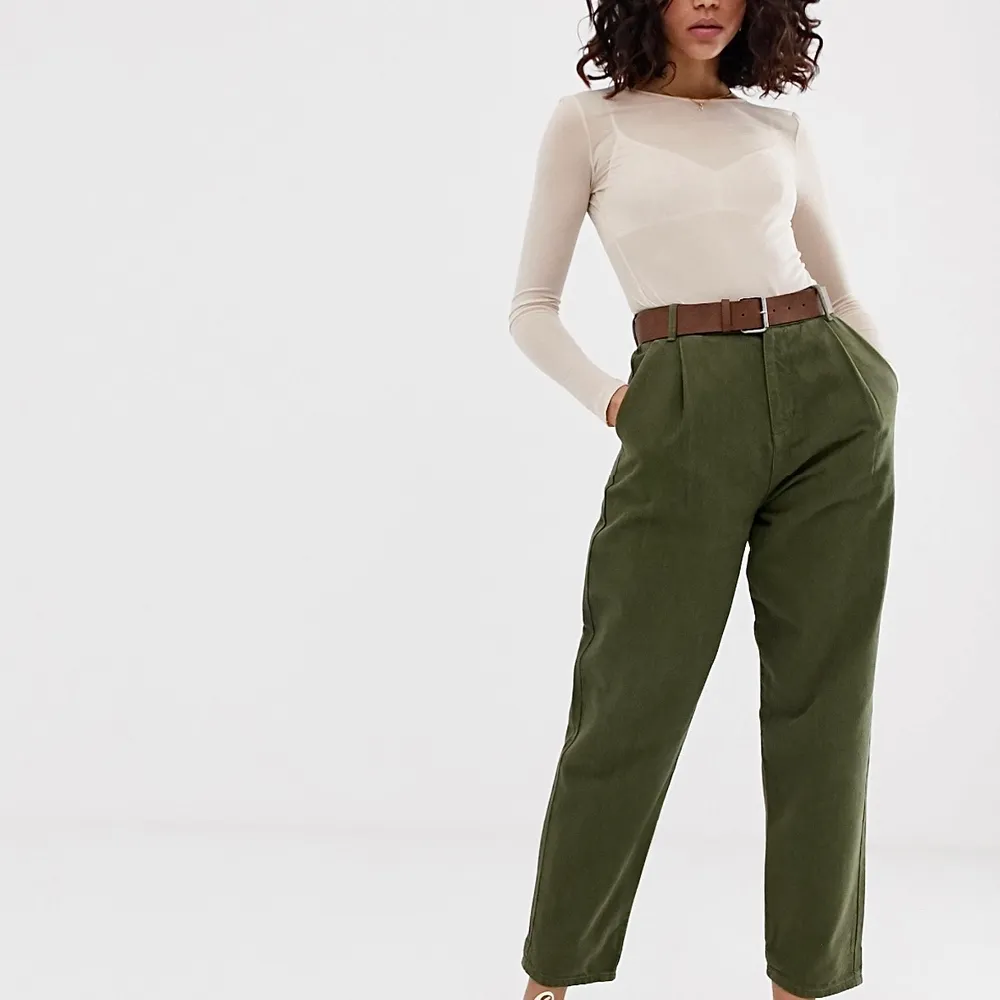 Gröna khaki byxor(jag säljer inte bältet)🦋. Jeans & Byxor.