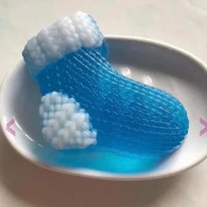 Souvenir tvål "Stickad strumpa" - Mått: 9x7 cm.  Vikt: 100 gr.