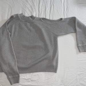 Jättefin stickad tröja med öppna axlar från h&m, ser ut som ny och passar både S och M