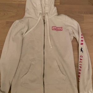 Hollister kofta  - Vit hollister kofta i Storlek XS💖