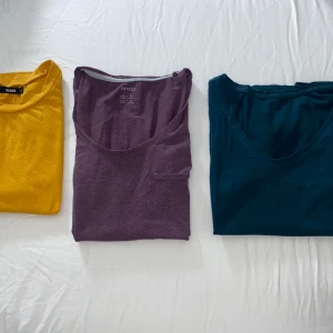 T-shirts i storlek S och M - Vanliga t-shirts som har inga defekter. Säljer en för 15, två för 25 och 3 för 40