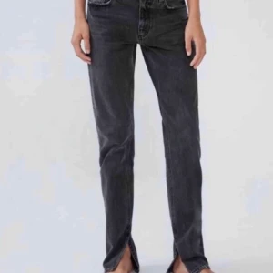 Populära jeans ifrån Zara  - Säljer dessa populära jeansen från Zara med slits. Använda men inga defekter, som nya. Färgen är grå. 😊