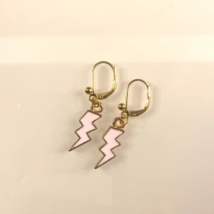 Blixtörhängen⚡️ - SLUT FÖR TILLFÄLLET! Kommer in igen inom kort⚡️         49 + 11kr frakt✨                                                              Smyckenz.se på Instagram💞