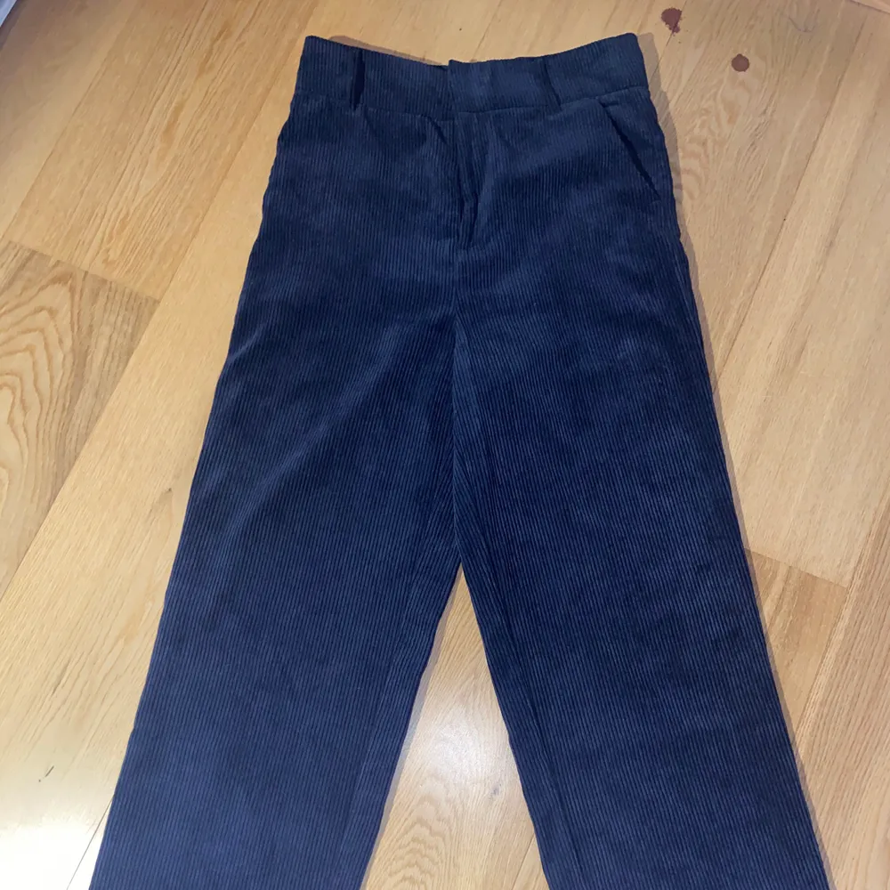 Mörkblå manchesterbyxor från Gina, köparen står för frakt. Jeans & Byxor.