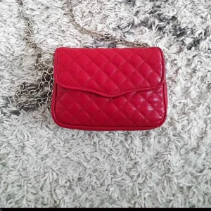 Rebecka Minkoff magväska/ axelremsväska  - Ny oanvänd Quilted Affair Fanny Bag- Rebecka Minkoff i rött. Slutsåld i Sverige sist jag kollade, Nypris ca 1800kr. Om väskan ska skickas så står jag ej för eventuell postkrångel.