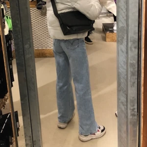 Levi’s Ribcage Wide Leg  - Köpta på Levi’s butik. Storlek W.23. Riktigt bra skick, som nya, säljer pga för små. Står ingen längd men jag mätte och innerbenslängden är ca 78cm och midjemåttet ca 63cm.                                             Flera intresserade! Buda gärna i kommentarsfältet eller skriv privat❣️