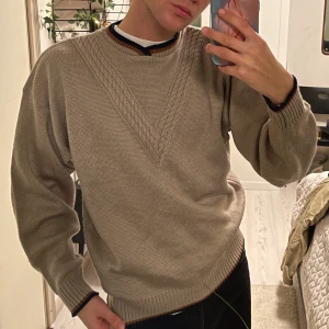 Stickad tröja  - Säljer pga lite användning. En beige stickad tröja i bra skick. Vid intresse eller frågor är det bara att meddela mig. Uppdaterar pris allt eftersom. BUDGIVNING SKER I KOMMENTARERNA!