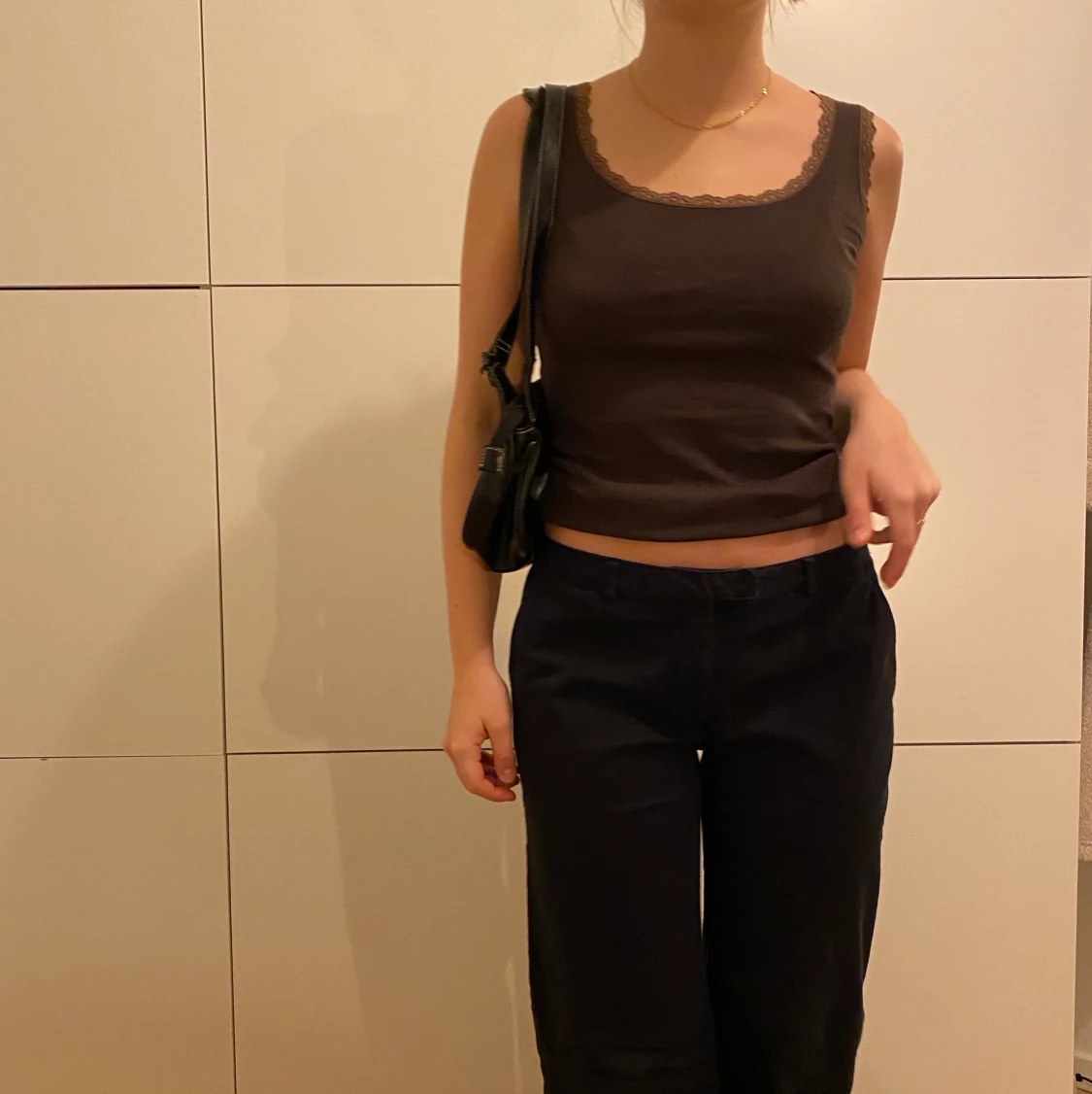 Brunt Linne med spets