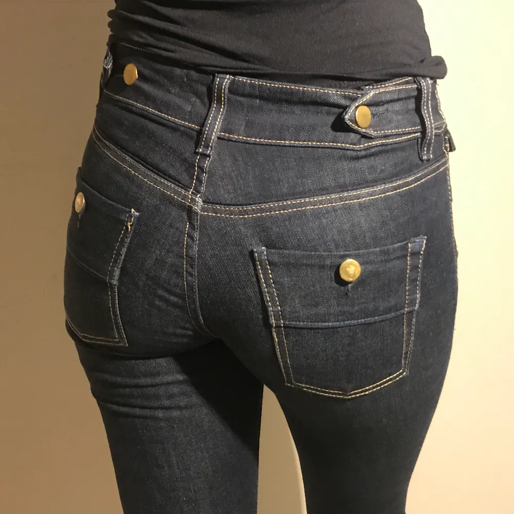 Snygga mörkblå jeans från Filippa K. Köpt på outlet och har knappt används sen dess. Väldigt små i storleken och sitter tajt runt benen och ankeln. Uppskattad storlek är 27 runt midjan och 30 i längd. . Jeans & Byxor.