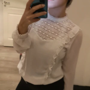 Blus - Väldigt fint skick vit blus 