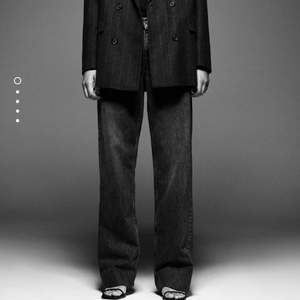 Zara jeans ZW premium 90’s full length Rainfall black (gråa) Storlek 38. Jeansen är helt nya med prislapp kvar. Säljer pga de var försmå. Buda!! Skriv för fler bilder:))