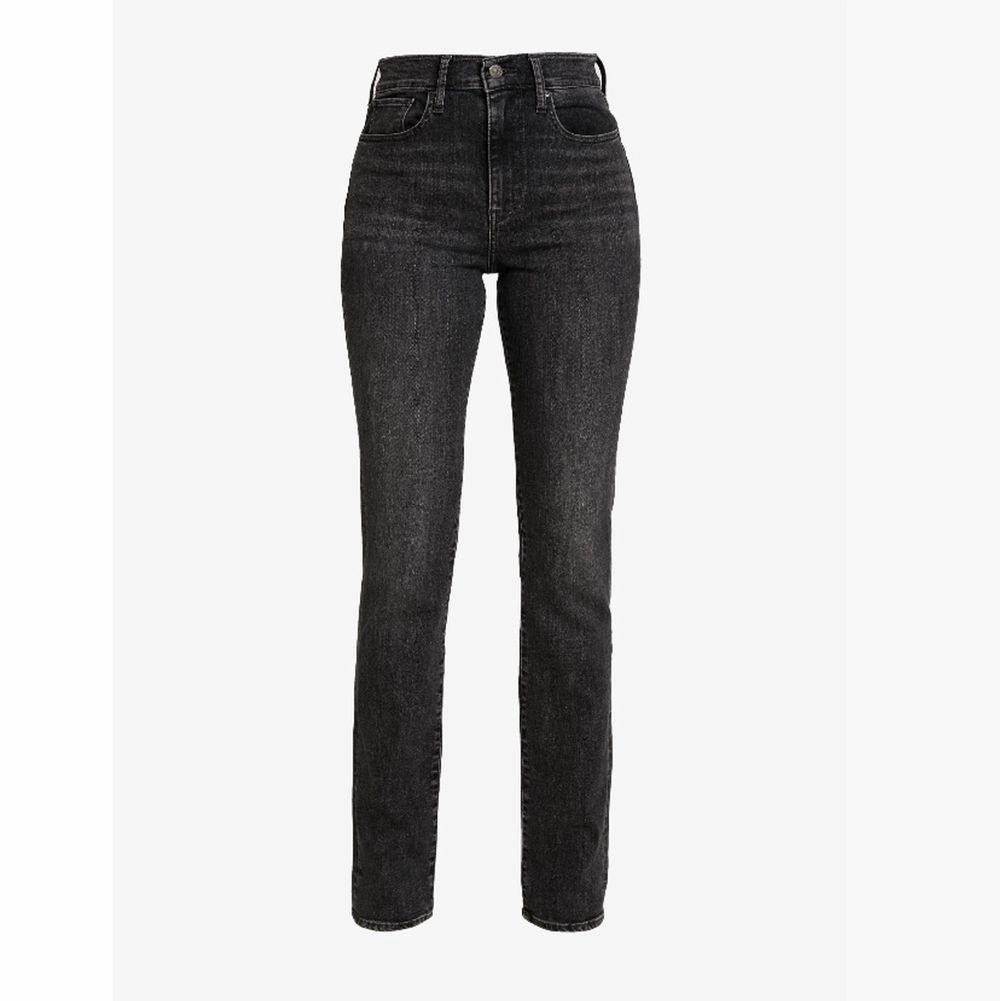 Säljer mina supersnygga gråa Levis jeans i modellen 724 High Rise Straight. De är oanvända, alltså nyskick. Nypris ca 1000💞 Skriv till mig vid intresse!. Jeans & Byxor.
