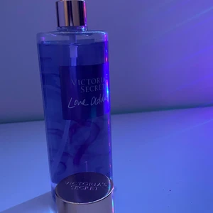 Victoria Secret parfym  - Säljer denna underbara Victoria Secret fragrance mist då jag redan har en och fick denna i present. Den är oanvänd förutom att jag sprayat den en gång när jag fick den. Originalpris 150kr. Säljs för 50kr+frakt. Kom privat för eventuella frågor❣️