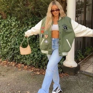 SÖKERRR - Hej jag söker en varsity jacka:) skulle vart så tacksam om någon skulle vilja sälja en design som ser ut så som på bilderna eller liknande med text på ryggen och ärmarna eller nått märke