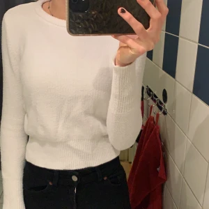 Tröja från Zara😍 - Vit tröja från Zara säljer pga av dålig andvändning! Skicket är bra! 