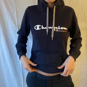 Champion hoodie - En super fin hoodie som ser lite 2000tal ut 