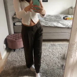 Low Waist kostymbyxa  - Lågmidjade bruna kostymbyxor, aldrig anvönda! Storlek M, prislapp kvar, från Zara. Till ankeln på mig som är 170 cm! Köparen står för frakten✨