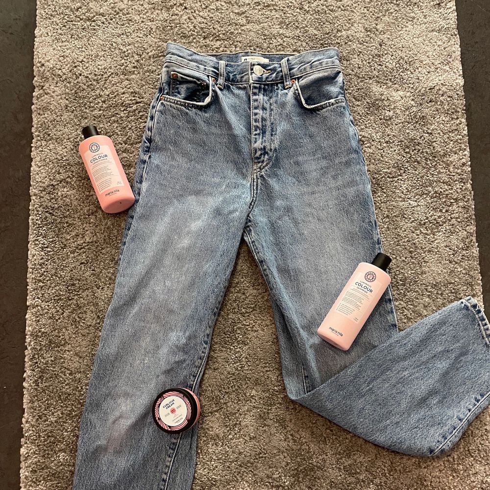 Super trendiga vida/raka jeans från Gina!🥰Nypris 500kr!❤️säljes pga inte riktigt min stil på jeans längre och har för många🥴💖Inga skador eller liknande!! Ser ut som nya faktiskt! Väldigt sköna❤️vid fler intresserade blir det budgivning!☺️om spårbar frakt önskas går det nog att fixa på 63kr👍. Jeans & Byxor.
