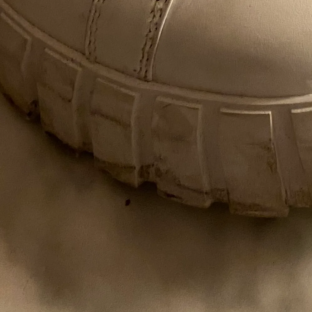jätte snygga Odessa leather white skor, nya modellen. Lite smutsiga på kanterna men det är lätt fixat 💞                                                                                                  Nypris: 1 800kr💞                                                                                                  Buda i kommentarsfältet över 950kr. Skor.