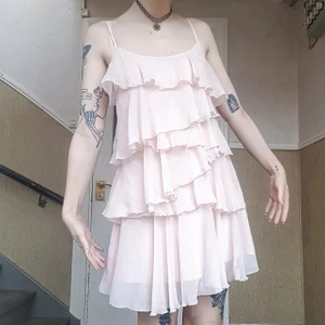 🌸Ljusrosa klänning 🌸 - Helt magiskt fin!! Volangerna flowar så enormt fint när man rör sig 😍 Stängs med dold liten dragkedja på sidan Storlek 34, passar upp till 38  100kr  