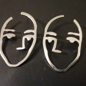 Örhänge - Örhänge i form av ett ansikte.