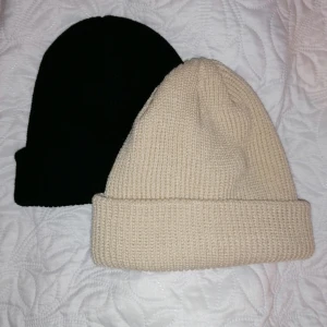 Beanie mössor - Två mössor i modellen beanie, oanvända, båda för 50kr+frakt