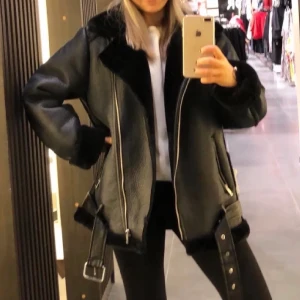 Bikerjacka - Lägger ut igen!💓 Jättefin men kommer nt till användning längre, 500 vid snabb affär (nypris runt 1000) strl L men ja på bilden är en xs så snyggt oversize 