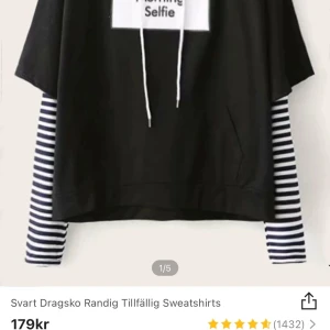 Svart ”emo” hoddie med tryck och randiga ärmar - Ny hoddie från SHEIN, säljer p.g.a. att den var för liten :( ny pris: 179kr