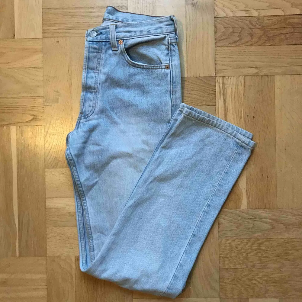 hej! säljer mina supersnygga vintage ~ Levis 501~ jeans i storlek 29, längden passar mig perfekt som är 173 cm 🍒 världens finaste tvätt och rak modell! skickas eller möts upp i stockholm, skriv om ni har frågor <3 . Jeans & Byxor.
