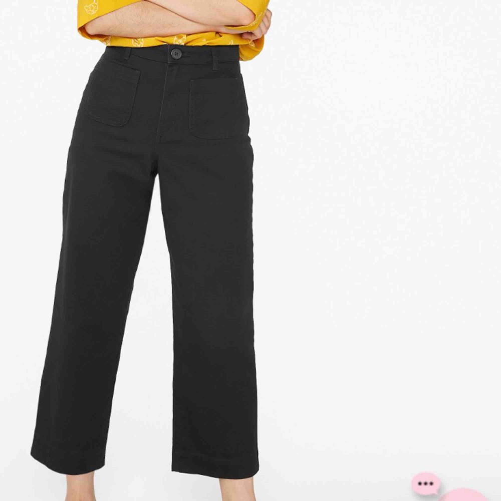 Modell wide trousers i färgen black magic. Säljs för 300 i butik. Kan mötas upp i Sthlm. . Jeans & Byxor.
