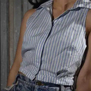 Kortärmad skjorta med spets på ryggen Midja: 65 CM Tvättas i 40 grader 