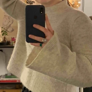  - En så mysig stickad tröja. 🌟Älskar tröjans långa armar och höga krage nu under vintern och våren, dessutom lite kortare så passar perfekt till högmidjade jeans. Tröjan är lite ljusare än på bilden 🥰🥰 Originalpris 299kr