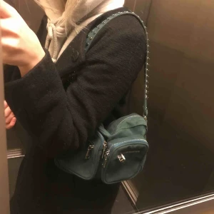  - Noella väska i nyskick. Mörkgrön färg som passar nästintill allt.