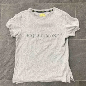  - Säljer min Aqua Limone tröja då jag aldrig använder den. Den är i gott skick. Köparen står för frakten