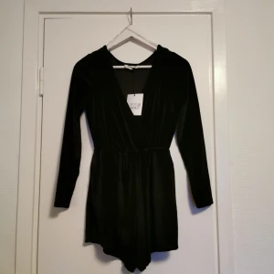  - Aldrig använd, prislapp kvar.  Märke Glamorous Strl 40 Playsuit i Svart Sammetstyg Ord. Pris - 399 kr 