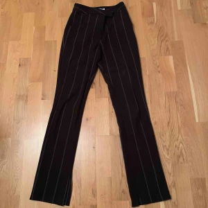  - Säljer mina byxor ifrån na kd med slits inne. Passar mig som har 34-36. Knappt använda. Fråga för mer bilder!