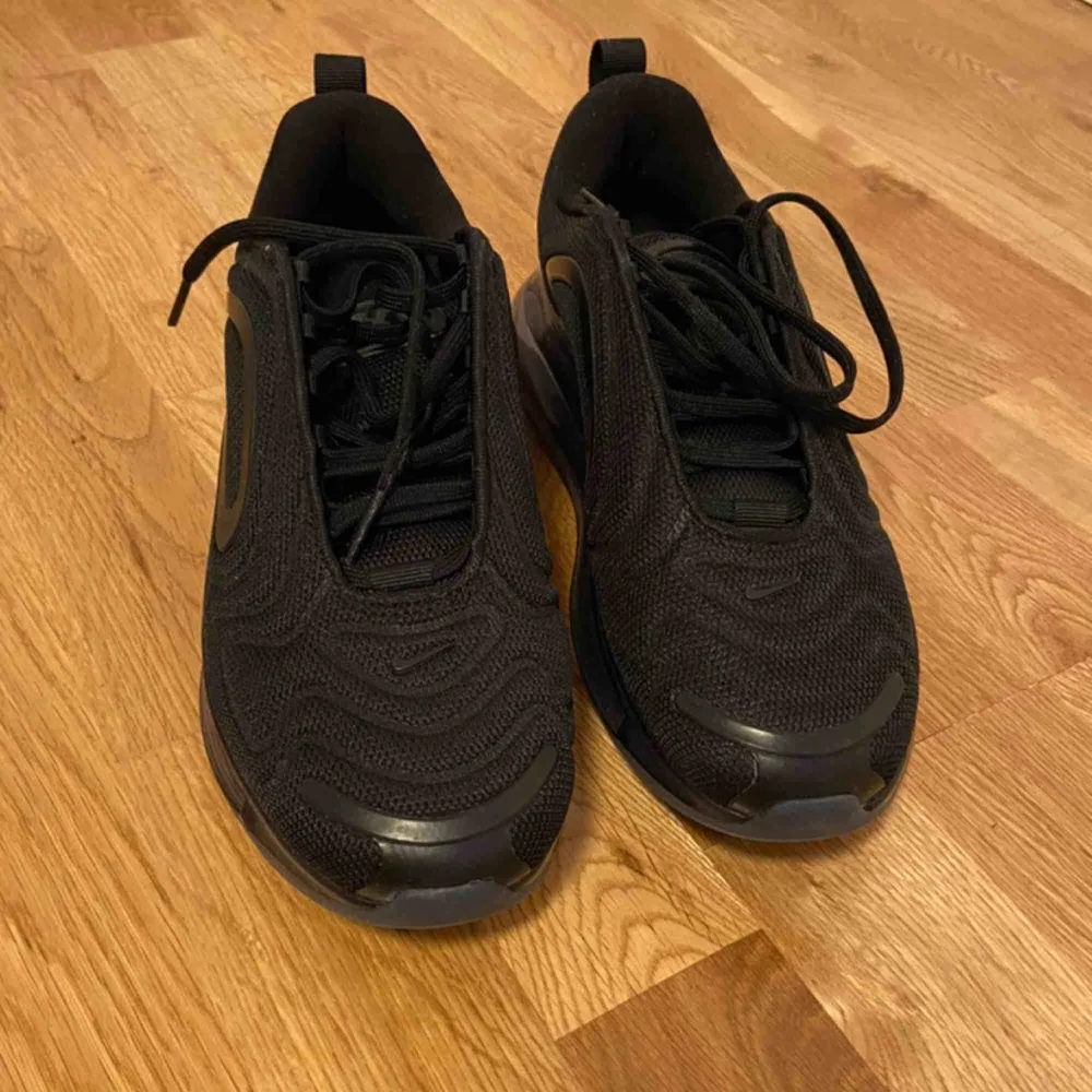 Säljer dessa as coola Nike Air Max 720 i svart då de inte är min stil. Dem är helt oanvända. Köpta för ca 1900💘. Skor.