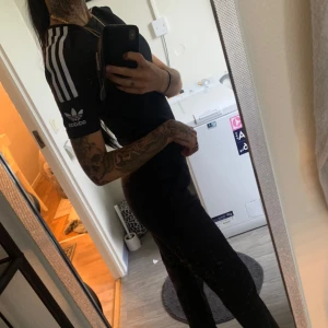  - Kostymbyxor Båda i fint skick dom svarta är helt nya  Stl 34 på märkblå och 36 på dom svarta